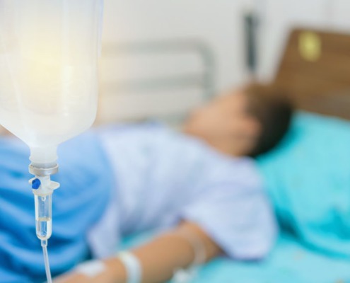 Patient in Klinik mit Infusion