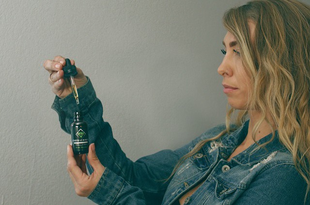 Liposomale Lösungen selbst herstellen 1 pipette frau